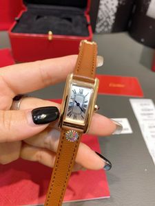 U1 TOP AAA HOMMES FEMMES FEMMES DIAMAND CEINSELS LES VOTES NOUVELLES AMÉRICAINE Panthére Top Fashion Casual Real Leather Quartz Montres de Ultra Thin Swiss Lady Wrist Wrist