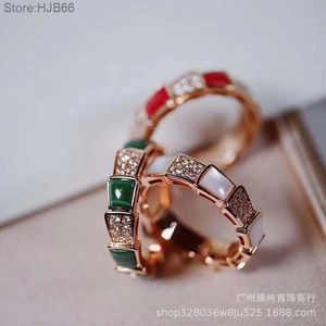 U7tm Luxe sieraden Bandringen Hoge versie Baojia Snake Bone Ring voor mannen en vrouwen Nieuwe ingelegde witte parelmoervormige diamantraster Spirit Snake Couple Ring Vvsh