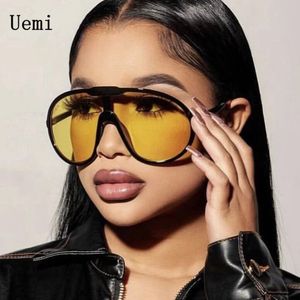 Uemi Fashion Vintage One Piece Sunglasses Fomen Femmes Men Yellow Surdimension surdimensionnée Stores féminins UV400 Eyeglass 240429