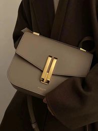 UK Designer Light Luxury Bag Hoogwaardige mode Kleine vierkante tas Niche Design hoogwaardige lederen handtas Schoudertassen 231221