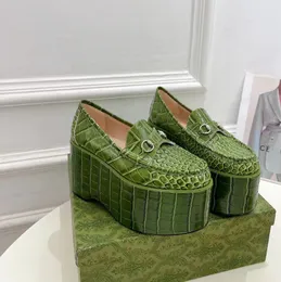 Tacones ultra altos de mocasines con solas gruesas Mujeres de 10 cm Patrón de piedra de cuero Patrón de diseño de lujo con hebilla de metal Amácicas de plataforma casual