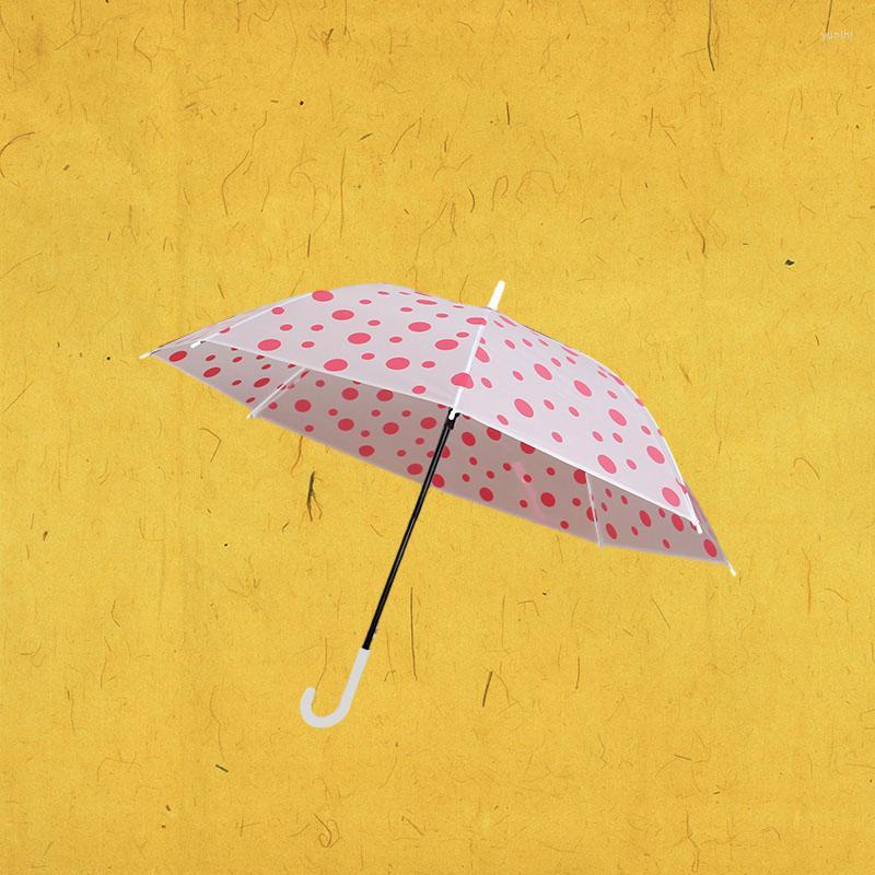 傘は、あなたの印刷されたロゴや画像を特徴とする透明な広告傘で、ドライでスタイリッシュなままです