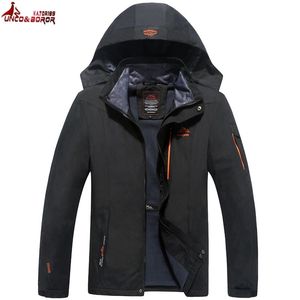 UNCOBOROR Tamaño 6XL 7XL 8XL Chaqueta masculina Primavera Otoño Marca de calidad Chaqueta impermeable a prueba de viento Abrigo Turismo Chaqueta de montaña Hombres CJ191203