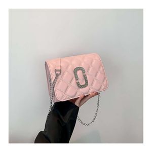 Sac pour femme Diagonal Straddle de luxe léger sous les bras avec fil brodé et carré dans une petite foule pour l'été 2024