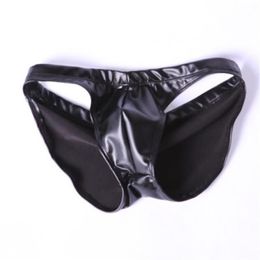 Sous-vêtements PU Faux Cuir Tanga Hip Shirring Briefs Hommes Kilted Shapewear Latex Sous-vêtements Sexy Lingerie U Sac Convexe Plissé Pant241L