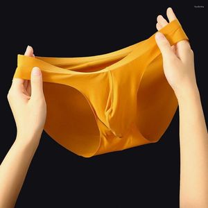 Calzoncillos Tocando la piel Encantador Simple Mediados de altura Hombres Calzoncillos sexy Corte triangular Ropa masculina elástica