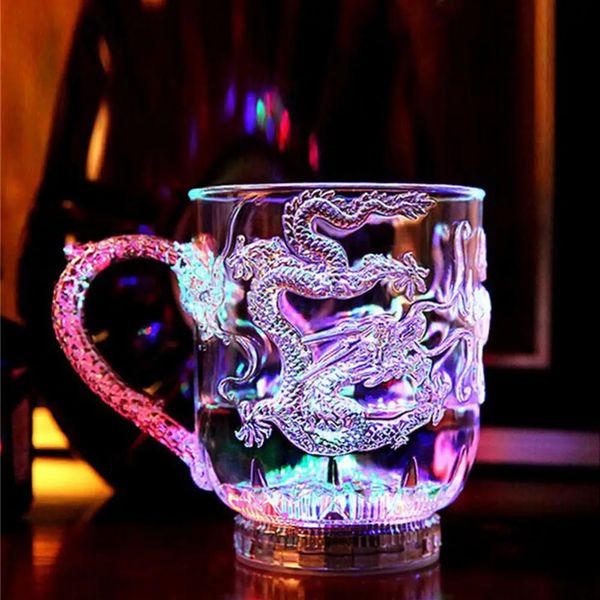 Cambios de color únicos e interesantes de la cerveza iluminada y tazas de café regalos de moda LED Flash Entertainment encantador de activación de agua Copas emocionantes 231227