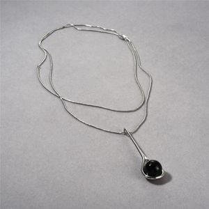 Unieke en minimalistische hanger van zwarte agaat met verkoperde platina lange ketting Europese en Amerikaanse niche-ontwerp Modieuze en trendy ketting voor dames