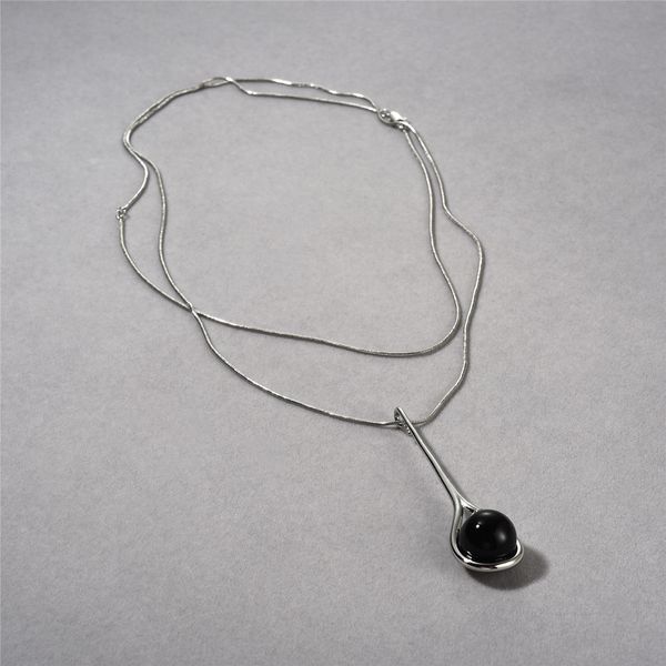 Colgante único y minimalista de ágata negra con cadena larga de platino chapada en cobre, diseño de nicho europeo y americano, collar moderno y moderno para mujer