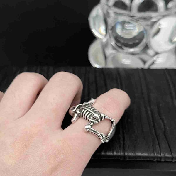 Rague de crâne plaquée en argent en détresse unique et de niche avec une bague ouverte pour les hommes et les femmes à la mode et les beaux accessoires