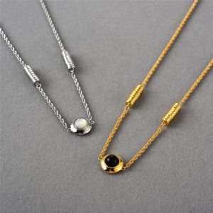 Unieke verkoperde 18k goud ingelegde zwarte agaat witte schelp knoop gebakken deeg twists sleutelbeen keten niche mode ketting vrouwen ins prachtige ketting