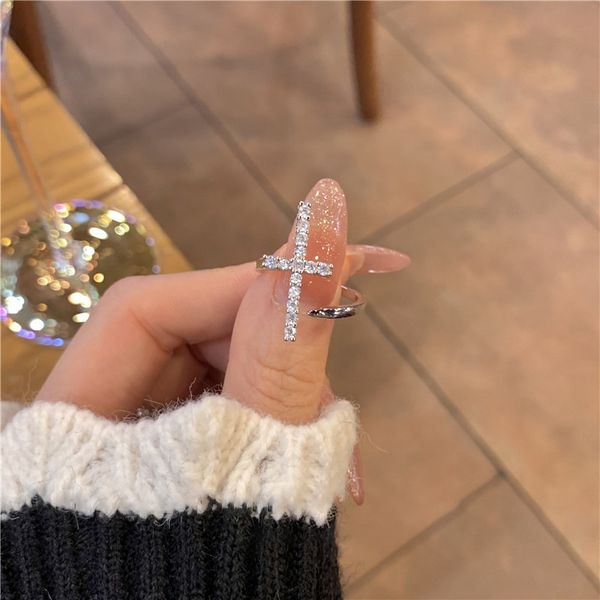 Unique Cross Finger Ring Lab Diamond 925 sterling silver Party Wedding band Anneaux pour les femmes Déclaration de mariée Anniversaire Bijoux