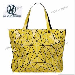 Borsa a tracolla pieghevole geometrica femminile dal design unico Nuove borse di lusso Donna Geometry Hologram Top-Handle Tote 230510