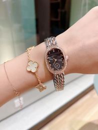 Mode unique plus adaptée aux montres pour femmes européennes et américaines, mouvement à quartz, montre habillée en or et en argent, carré pour femme, montre de luxe sertie de diamants.