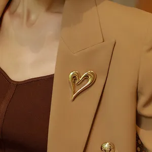 Unieke gouden kleur groot hart broche vrouwen mode pak trui jas vogel pins partij accessoires geschenk 2021