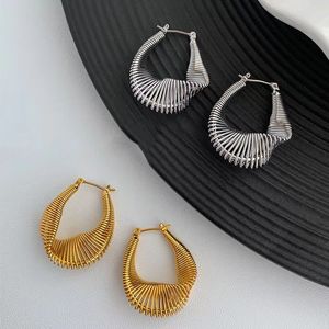 Unieke metalen geometrie oorbellen van Europese en Amerikaanse Instagram Dames 2024 Nieuw trendy en uniek ontwerp met hoogwaardige gouden oorbellen