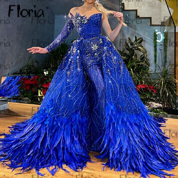 Vestidos de noche de color azul real de plumas musulmanas únicas 2023 vestidos de boda de cristal con cuentas sauditas con túnica de tren desmontable