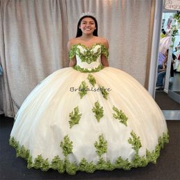 Robes de Quinceanera blanches uniques avec des appliques vertes en dentelle robe de bal florale 3D douce 16 robe gonflée perlée Charro robes de Xv Anos Para robes de fête d'anniversaire 2024