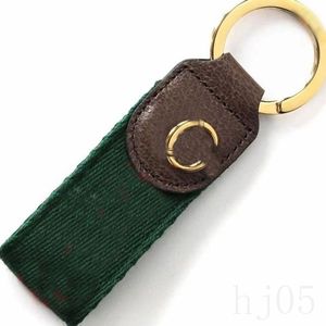 Diseñador unisex llavero accesorios encantos billetera llavero chapado en oro carta moda bolso encantos rojo verde correas pequeño lindo lujo llavero cuero PJ055 C23