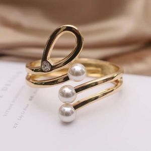 Personnalité européenne et américaine bracelet ouvert de perles exagéré version coréenne féminine de la mode simple tout bracelet de printemps vêtements avec accessoires