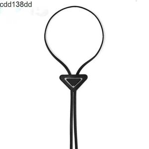 Unisexe Coldie Novelty Bolo Leather Designer Tie noire pour hommes en émail triangle de métal Style académique Ties de mode distinctes Couple de style PJ046 B23