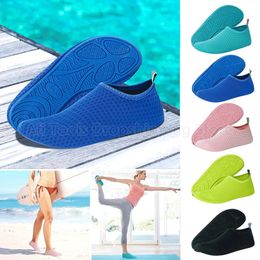 Unisexe Summer Water Shoes Men Breathable Aqua Chaussures extérieure en amont femme femme de plage sandales sandales de plongée