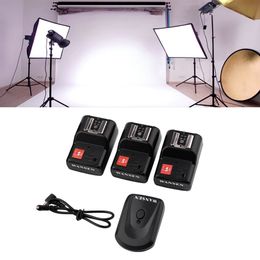 Freeshipping Universal 4 Kanalen Zender Draadloze Radio Flash Trigger Set met 3 PT-04GY-ontvangers Camera PC Sync-koord voor Studio Flash