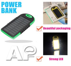 Chargeur solaire portable Universal Banque d'alimentation du chargeur de batterie imperméable avec lampe de poche LED Chargeur portable externe pour toutes les cellules 3098058