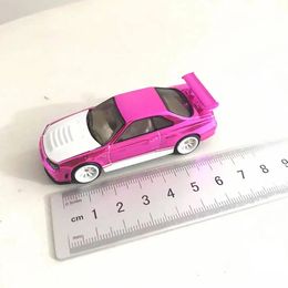 Édition limitée déballée 1/64 Échelle RLC R34 Nissan Skyline GTR R34 Modèle de voiture en alliage avec légers copeaux de peinture 240506