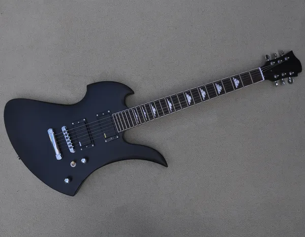 La guitare électrique noire mate de forme inhabituelle avec la touche en palissandre de matériel de chrome peut être adaptée aux besoins du client