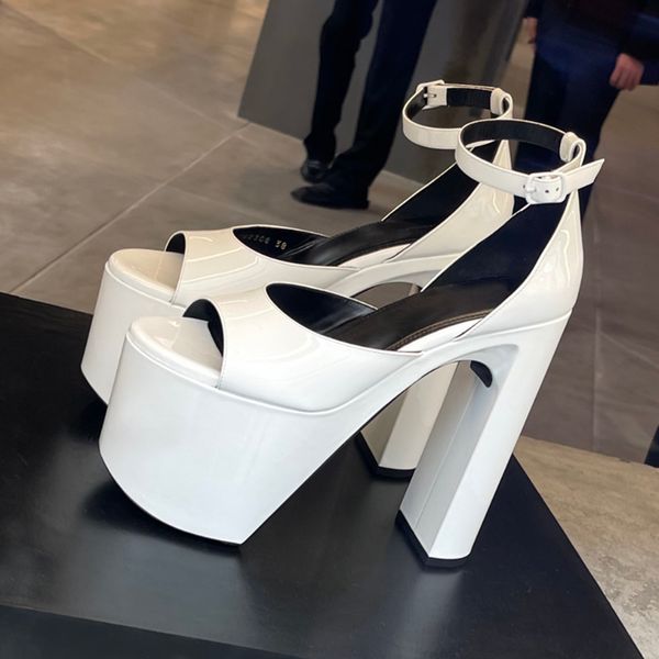 sandalias blancas actualizadas Diseñadores de lujo zapatos de vestir Plataforma de correa de tobillo de charol Bombas tacones altos gruesos sandalia13CM sandalia de mujer de tacón alto