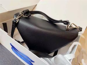 Bolsos de hombro triangulares de piel de becerro genuina de diseñador actualizado, superficie suave negra y lentejuelas en el interior, bolsos cruzados, bolsos plateados con correa de hardware, bolso de moda