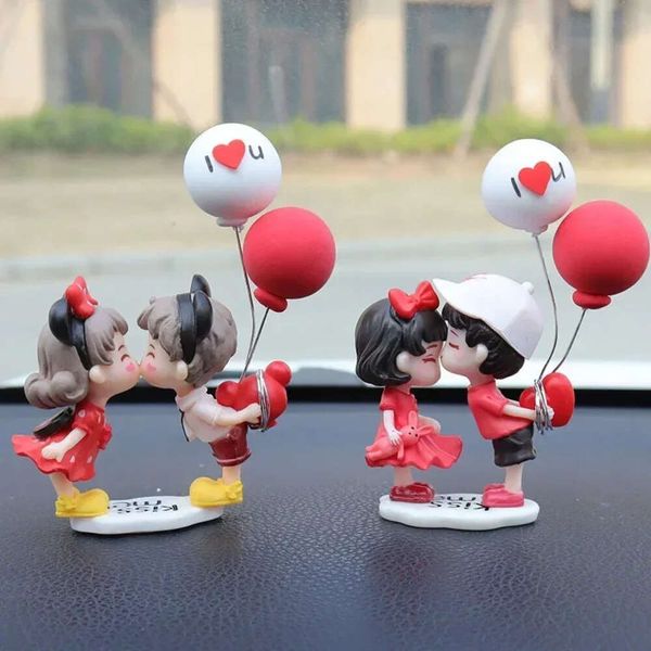 Amélioration de l'ornement de voitures neuves Couples d'anime mignons baiser le ballon figure Auto Intérieur Décoration Pink Dash Toard Figurine Accessoires