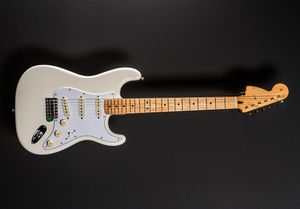 Opgewaardeerde omgekeerde kop Jimi Hendrix witte elektrische gitaar crèmekleurige single-coil pickups esdoorn toets dot inleg speciaal gegraveerde nekplaat vintage tuners