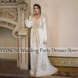 Vestidos sexy urbanos 2023 Caftán marroquí para mujer Apliques dorados con cuentas Cuello alto Abaya para fiesta de boda Dubai Kaftan medio Mangas largas con cinturón yq240329