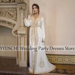 Stedelijke sexy jurken 2023 Marokkaanse kaftan dames goud applique kralen opstaande kraag abaya voor bruiloft dubai midden kaftan lange mouwen met riem yq240329