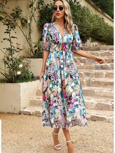Urban sexy jurken 2024 Elegante en hoogwaardige ontwerp zomerrok met geplooide taille v-hals bedrukte elastische taille rok D240510