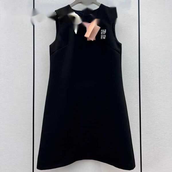 Vestidos sexy urbanos Diseñador Vestido de diseñador para mujer Camiseta Chaleco Camisas con letras Cuentas Chicas Pista Jersey Camiseta sin mangas Una línea Sin mangas Camiseta con lazo de gama alta