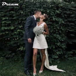 Stedelijke sexy jurken DREAM korte mini satijnen bruidsjurk met V-hals grote strik open rug mouwloos boven de knie trouwjurk 230907