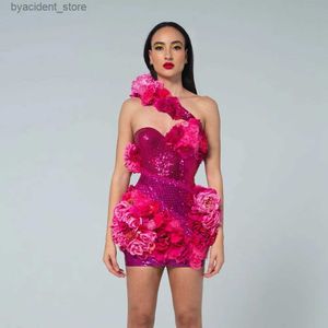 Robes sexy urbaines Gracieuse rose vif une épaule robe florale mini longueur paillettes cristaux robes de cocktail de luxe grande taille robes de soirée L240309