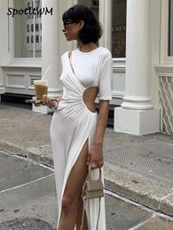 Robes sexy urbaines O cou taille haute plissé découpé longues femmes élégantes à manches courtes blanc Maxi Robes femme 2023 mode fête Streetwear 231218