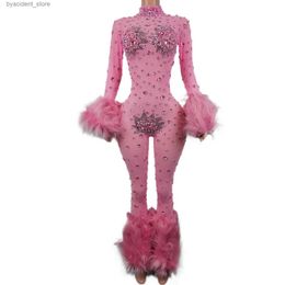 Stedelijke sexy jurken Glanzend roze gaas Transparante jumpsuit Sexy harig Design Verjaardagsoutfit Zanger Danser Prestatie Kom Stage Wear Guibin L240309