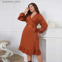 Robes sexy urbaines Femmes grande taille longue lanterne manches balançoire robe mi-longue col en V ceinturé une ligne volants garniture cravate côté robe couleur unie vêtements L240309