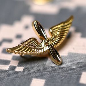 US Army Aviation Flying Force Collar Flower Wings Militair Metal Badge Film Props Pilot Uniform Medal Rapel Broche Pin 240412