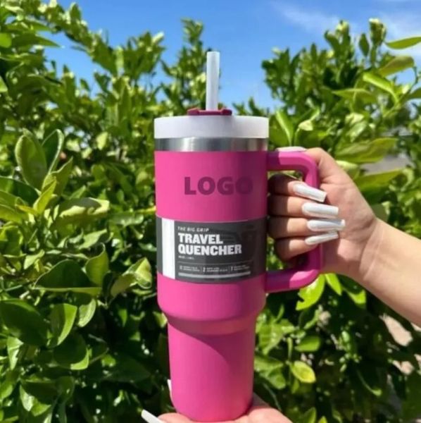 Stock américain avec logo 40 oz Verres à vin Gobelets avec poignée, couvercle et pailles Tasses de voiture rose vif revêtement en poudre pour boissons isolées sous vide en plein air Prêt à expédier 1204