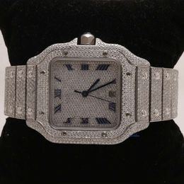 Utilisateur Élevez l'élégance des poignets des hommes avec notre montre en acier inoxydable ornée d'accents de diamants moissanite captivants