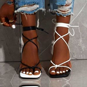 UVRCOS Nieuwe Mode Sexy Lace Up Vrouwen Sandalen Vierkante Teen Dunne Hak Cross Betand Party Schoenen Hoge Hak 9cm Zwart Wit Afmeting 35-42 Y0721