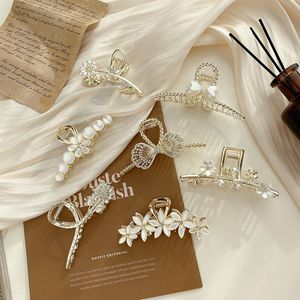 Uxsl Woman Luxury Crystal Rhinestones Hair Claw Elegant Flowers Shell Metal Grab Clip Shark Clip Haarspeld Fashion Hair Accessoires 0615