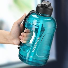 UZSPACE 2.3L 2000 ml waterfles met stroheleide grote capaciteit plastic drinkgymnastiekgereedschap Jug Tritan BPA gratis sportbeker 220307