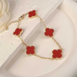 V-armband Elegante en verfijnde rode dubbelzijdige bloemenarmband, lichte luxe en zoete kleine geurarmband, modieuze en veelzijdige nichearmband